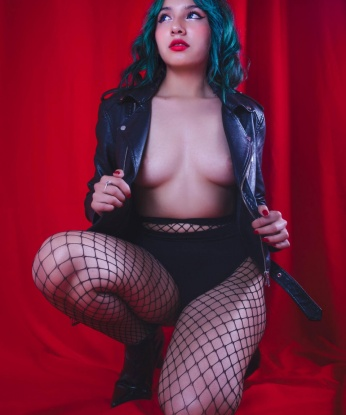 Изысканная брюнетка с шикарной фигурой приглашает в гости щедрого джентльмена. Гарантирую страстные объятия и незабываемый отдых в моей компании. 3358, 18 лет